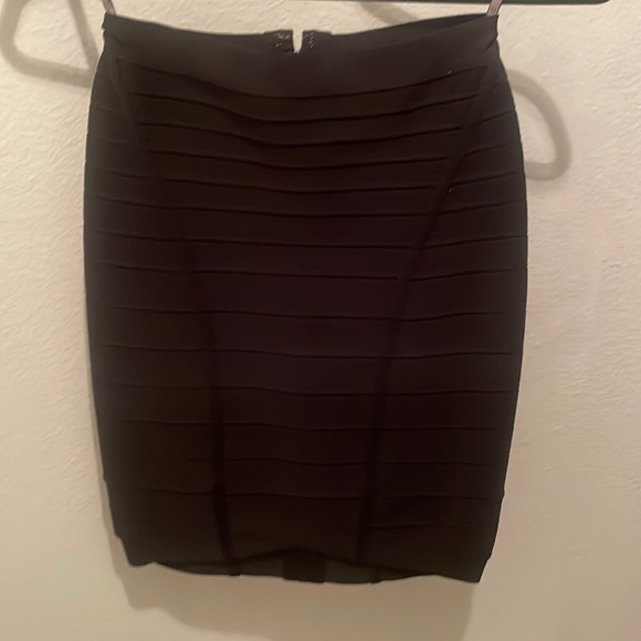 Herve Leger black mini skirt with v in front - Picture 5 of 9